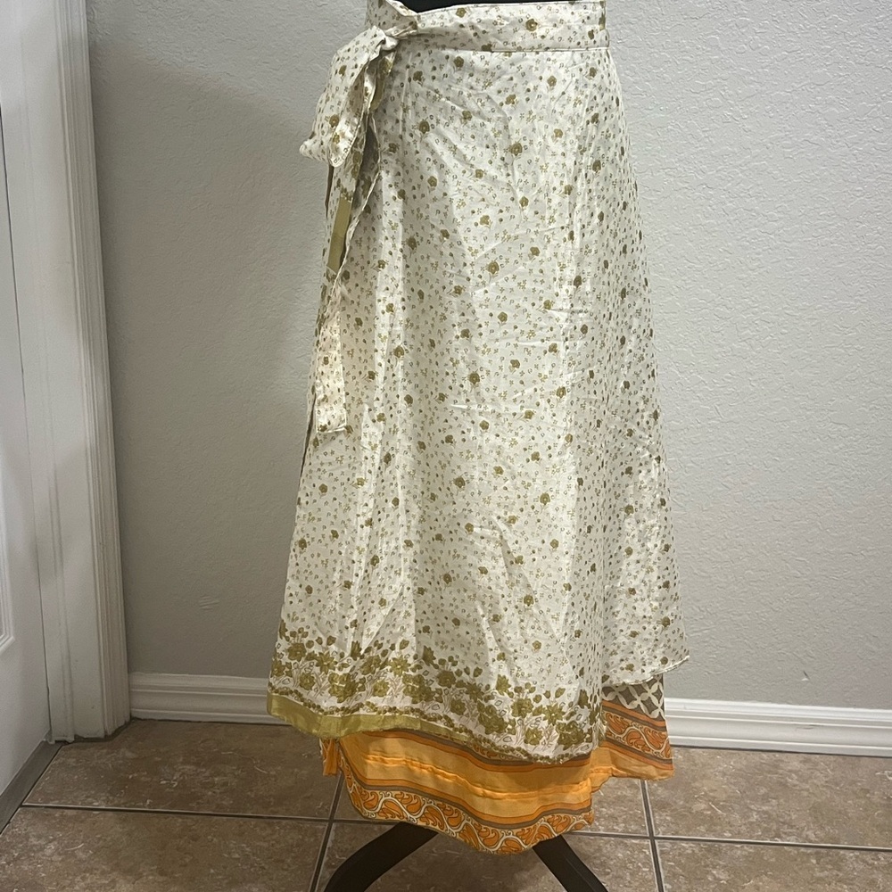 Floral Wrap Skirt with Orange Hem
Caja 7